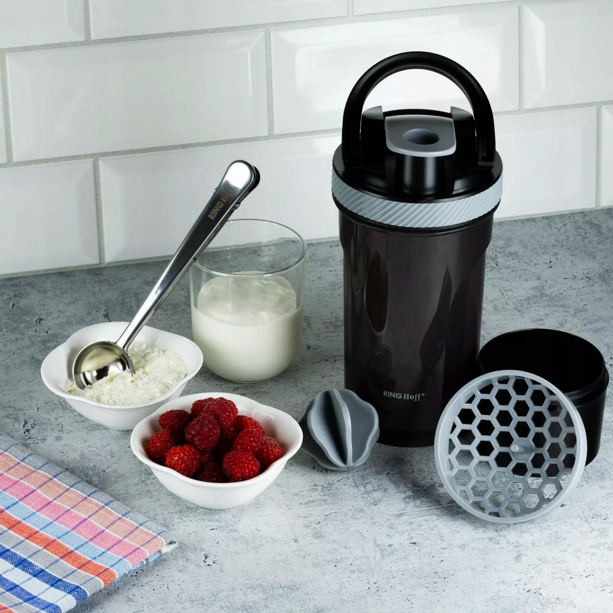 Shaker for cocktails, plastic 0,72l Kinghoff Volume 720 ml