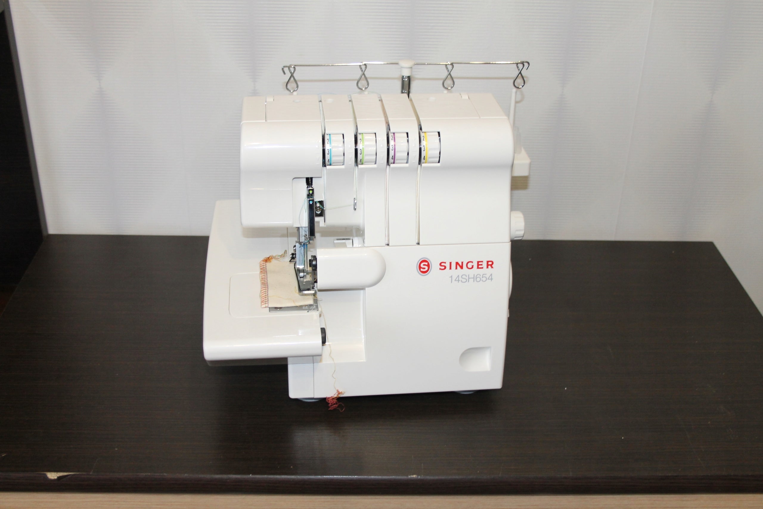 Singer 14SH654 Overlock sewing machine Dominant color white