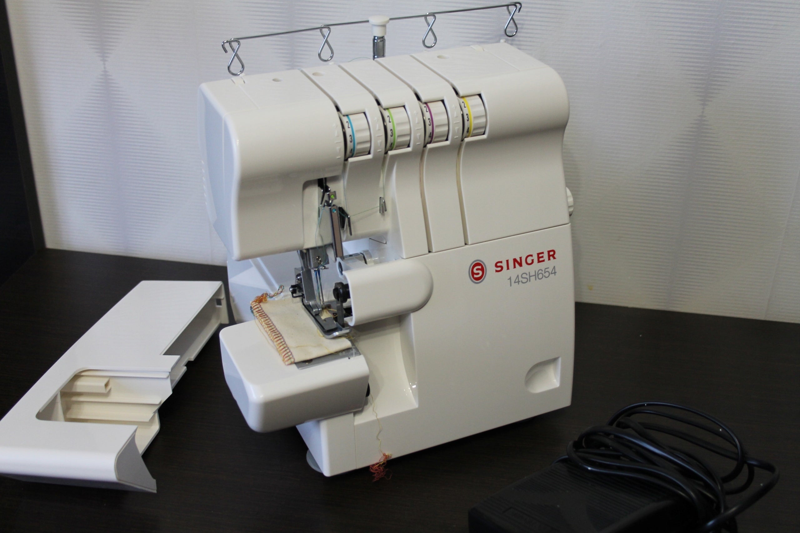 Singer 14SH654 Overlock sewing machine Material metal