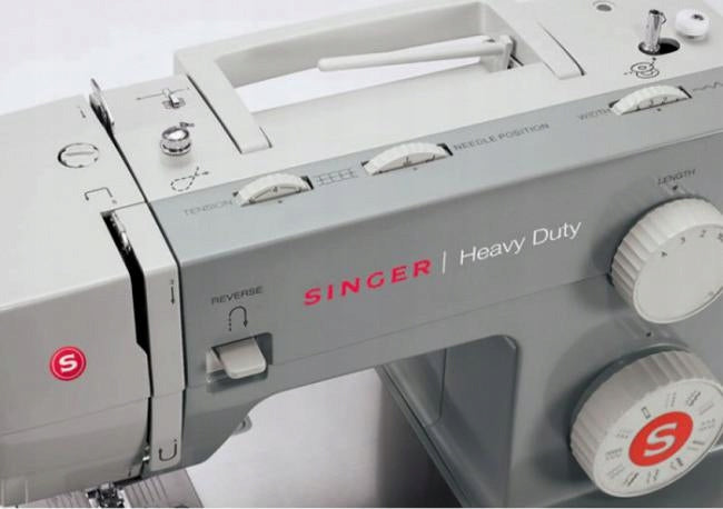 Singer 4411 sewing machine Dominant color silver/gray