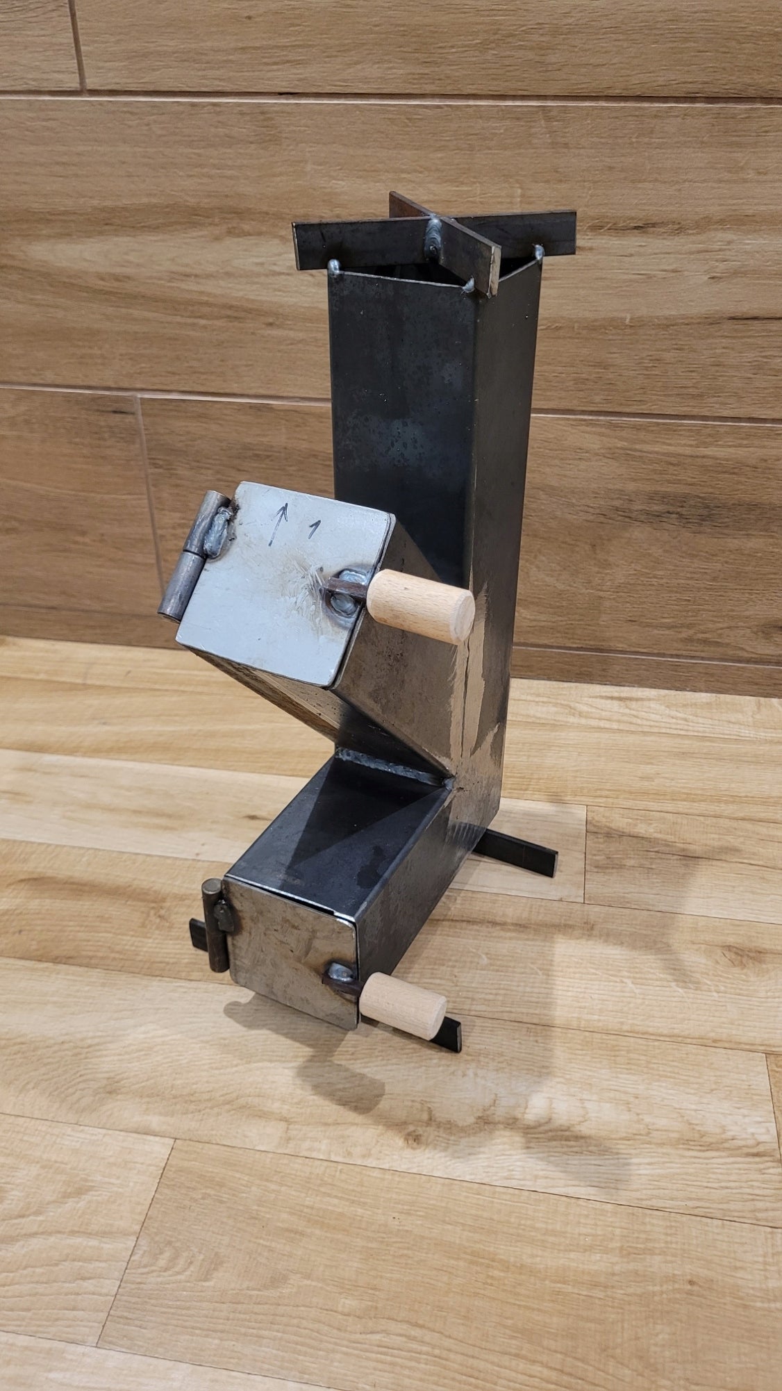 Small rocket stove with door