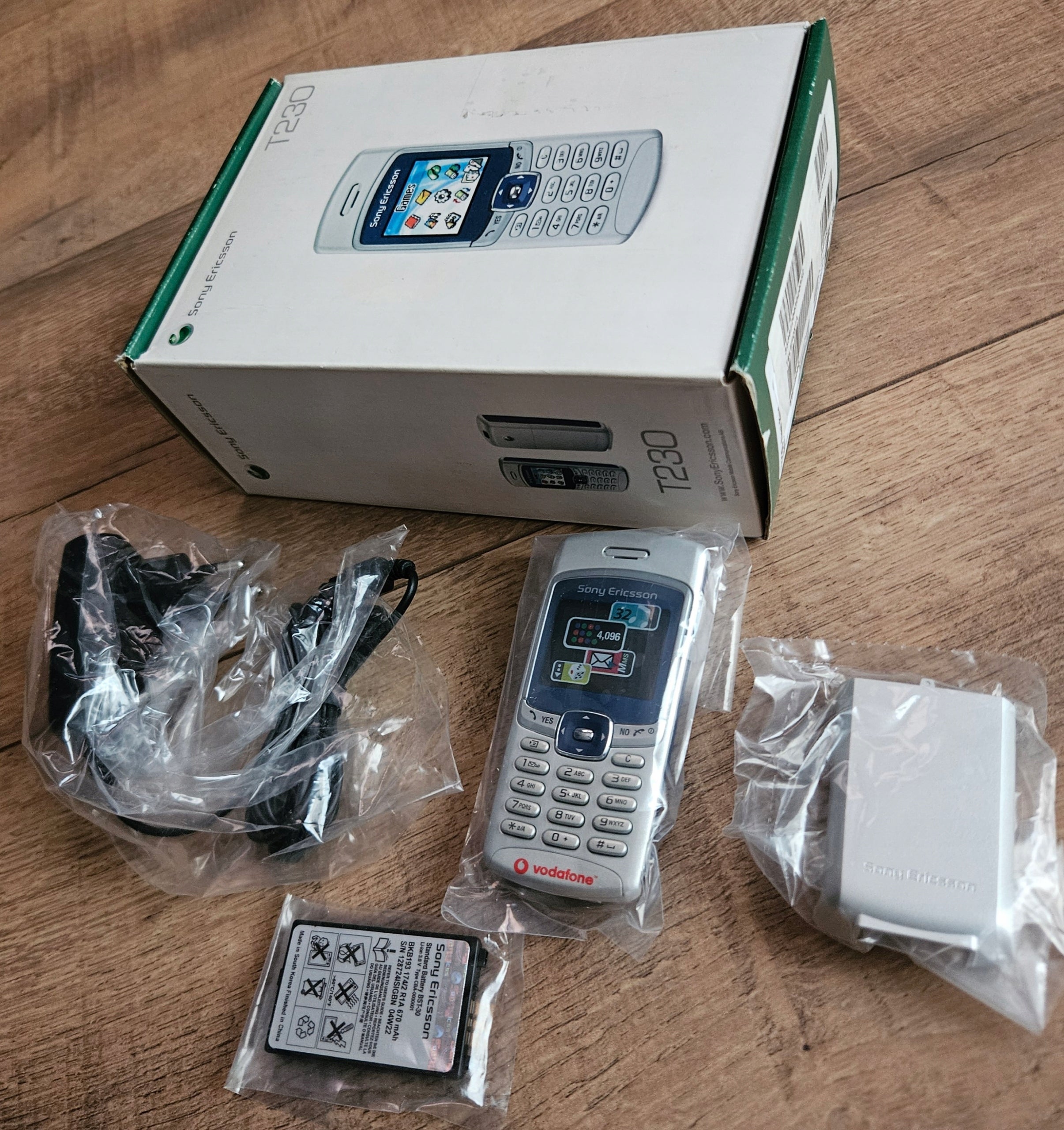 Sony Ericsson T230 Blue NEW! Original! UNIQUE! For the Collector! Charger included yes