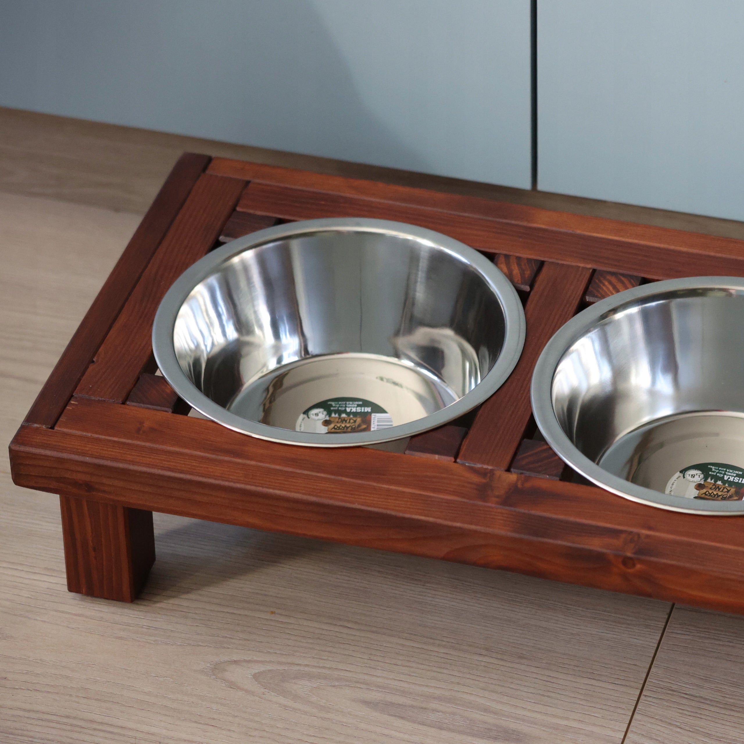 Stand wood two dog bowls size M 2 x0,9l Capacity 0.9 l