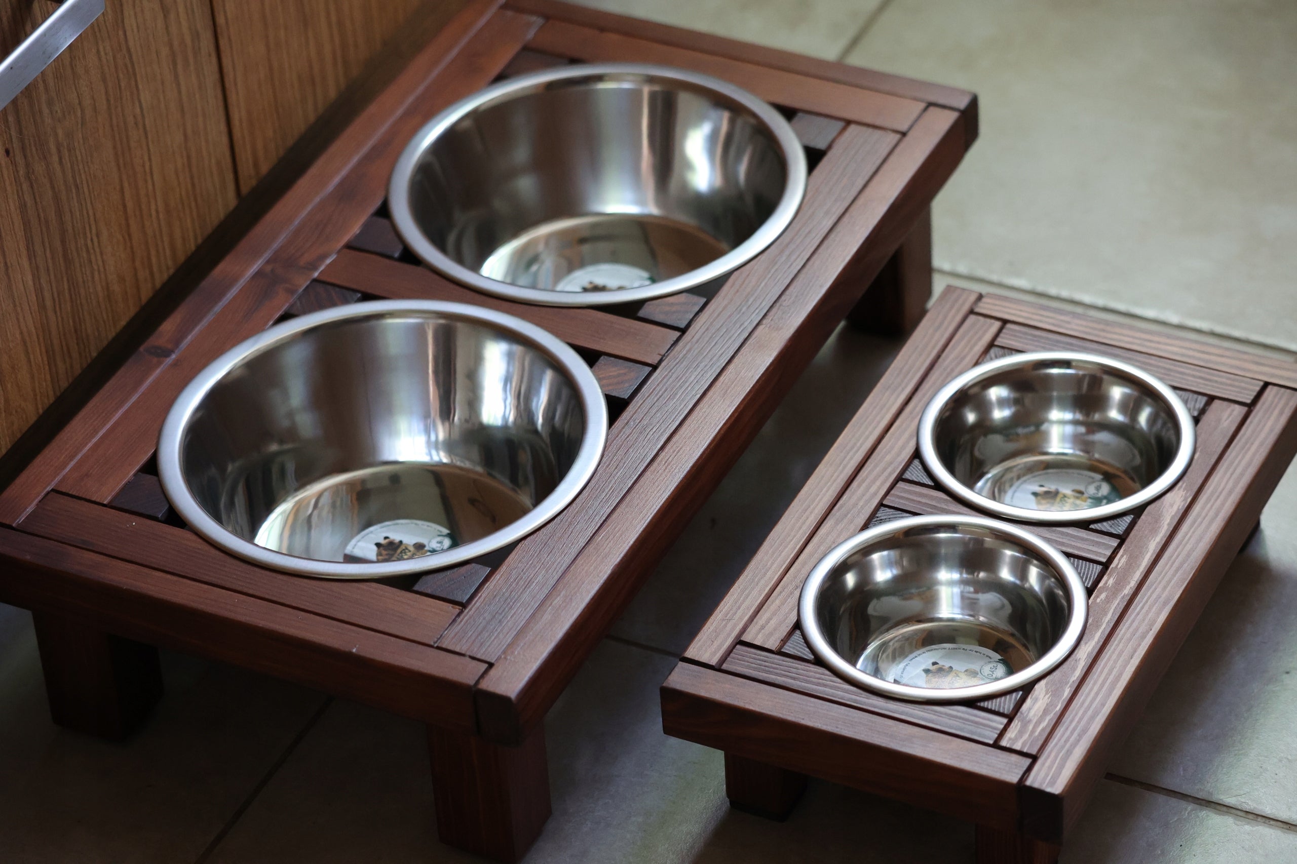 Stand wood two dog bowls size M 2 x0,9l Product weight with unit packaging 1.2 kg