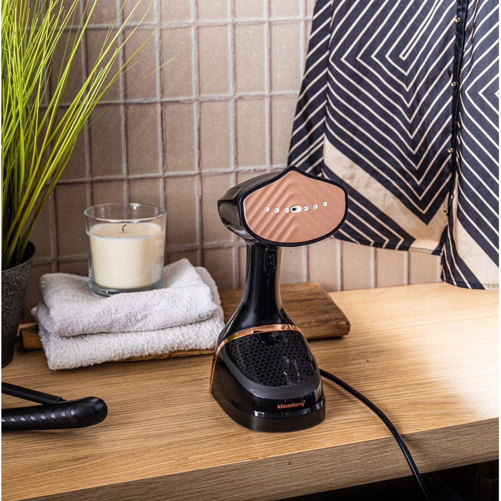 Steam iron IRONING STEAMER in Fabric Vertical STEAMER 1500 W Type handheld