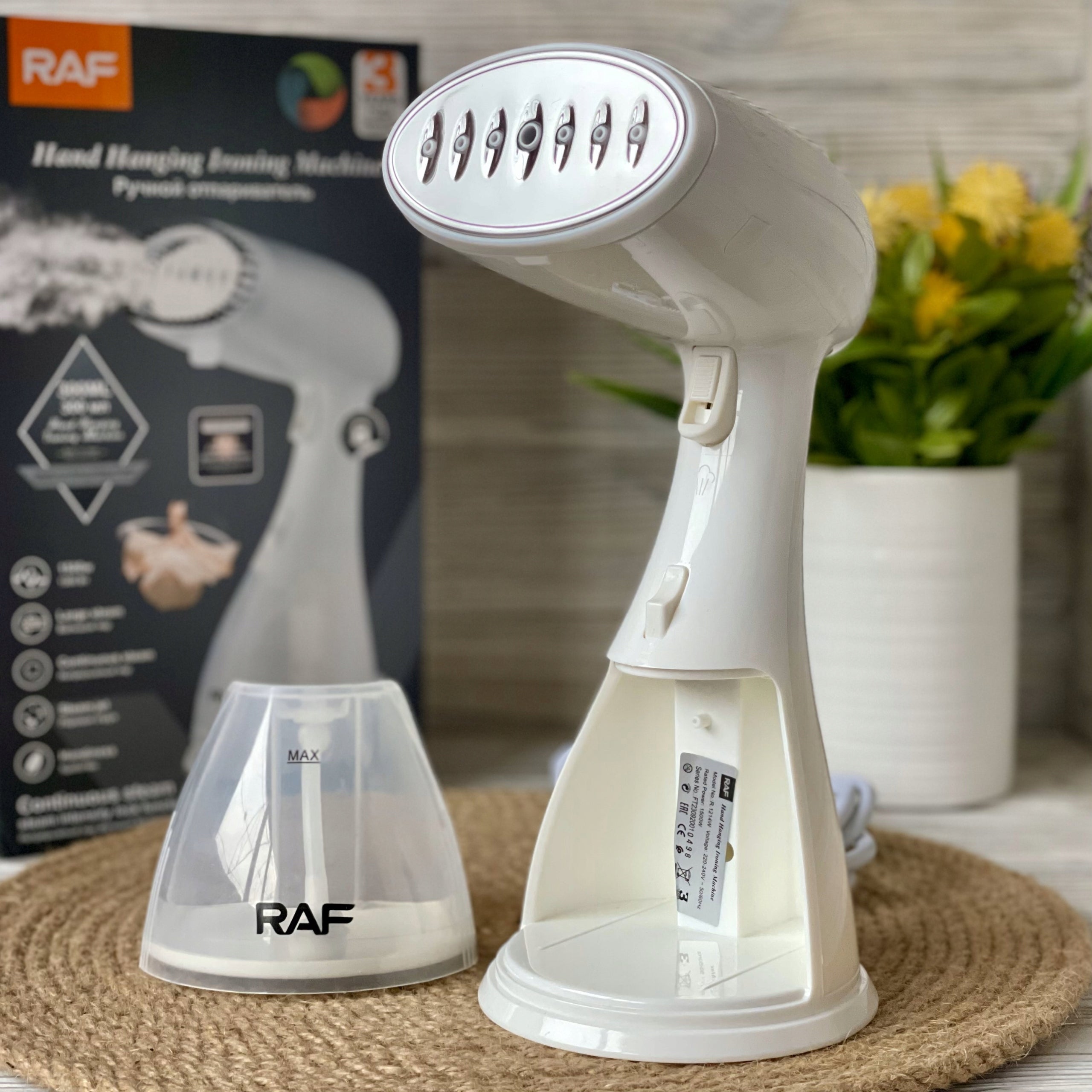 Steamer for clothes RAF R1214W Dominant color white