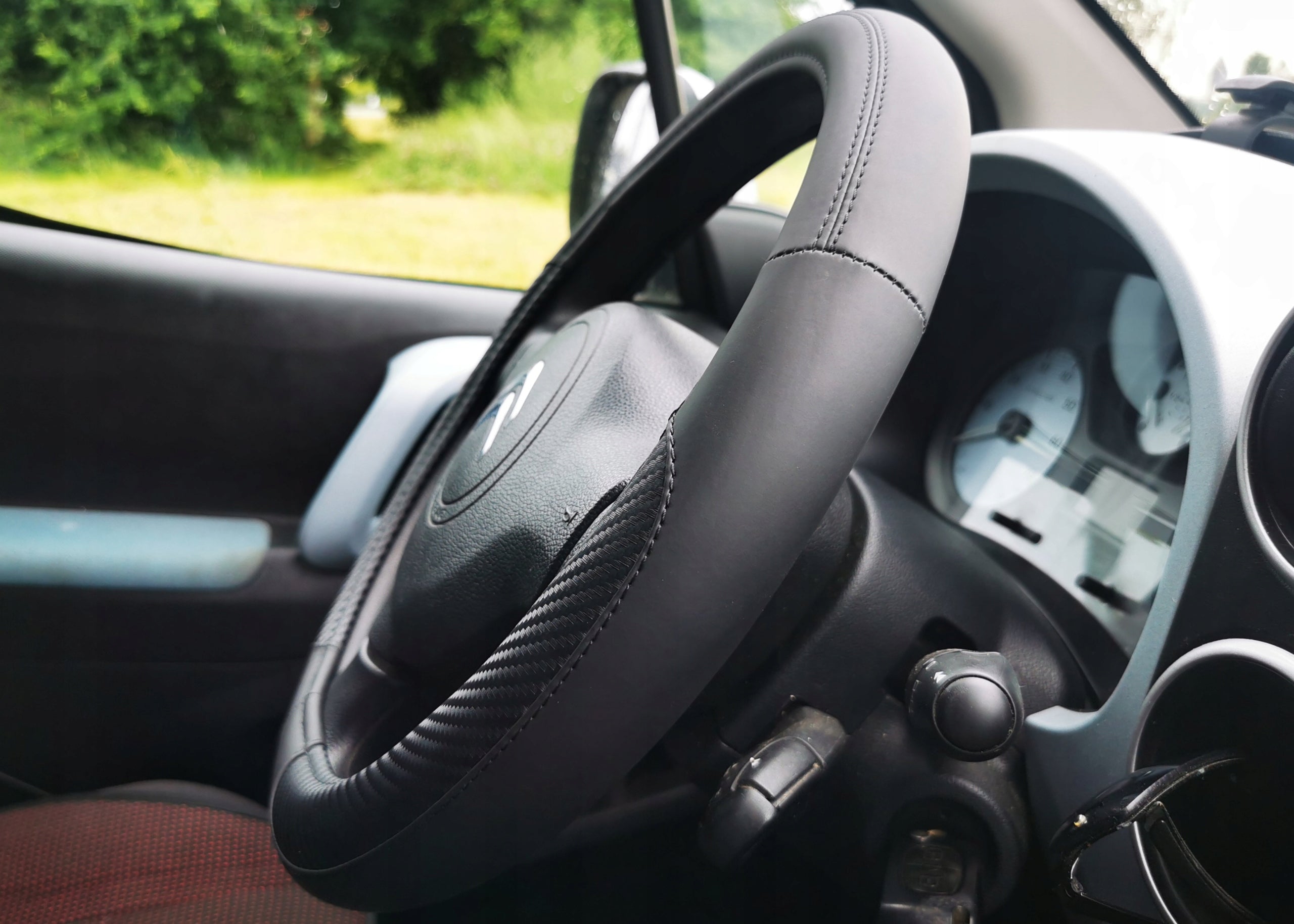 Steering wheel cover diameter 37-39 cm carbon leather Manufacturer's catalog number 3- CZĘŚCIOWA