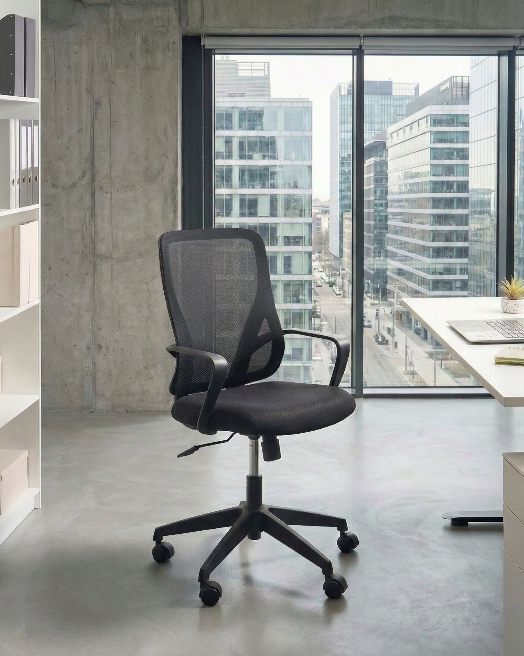 Swivel office chair on wheels black Packaging status original