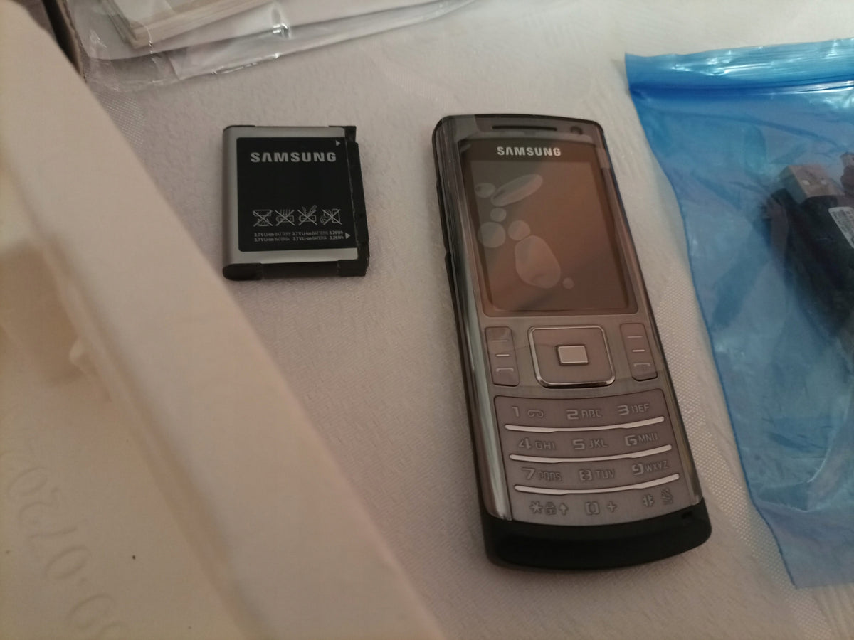 TELEPHONE SAMSUNG SGH-U800 the only New factory-offered Salon set Charger included yes