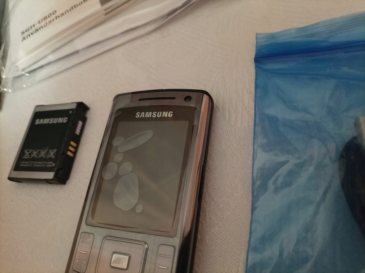 TELEPHONE SAMSUNG SGH-U800 the only New factory-offered Salon set Headphones included yes