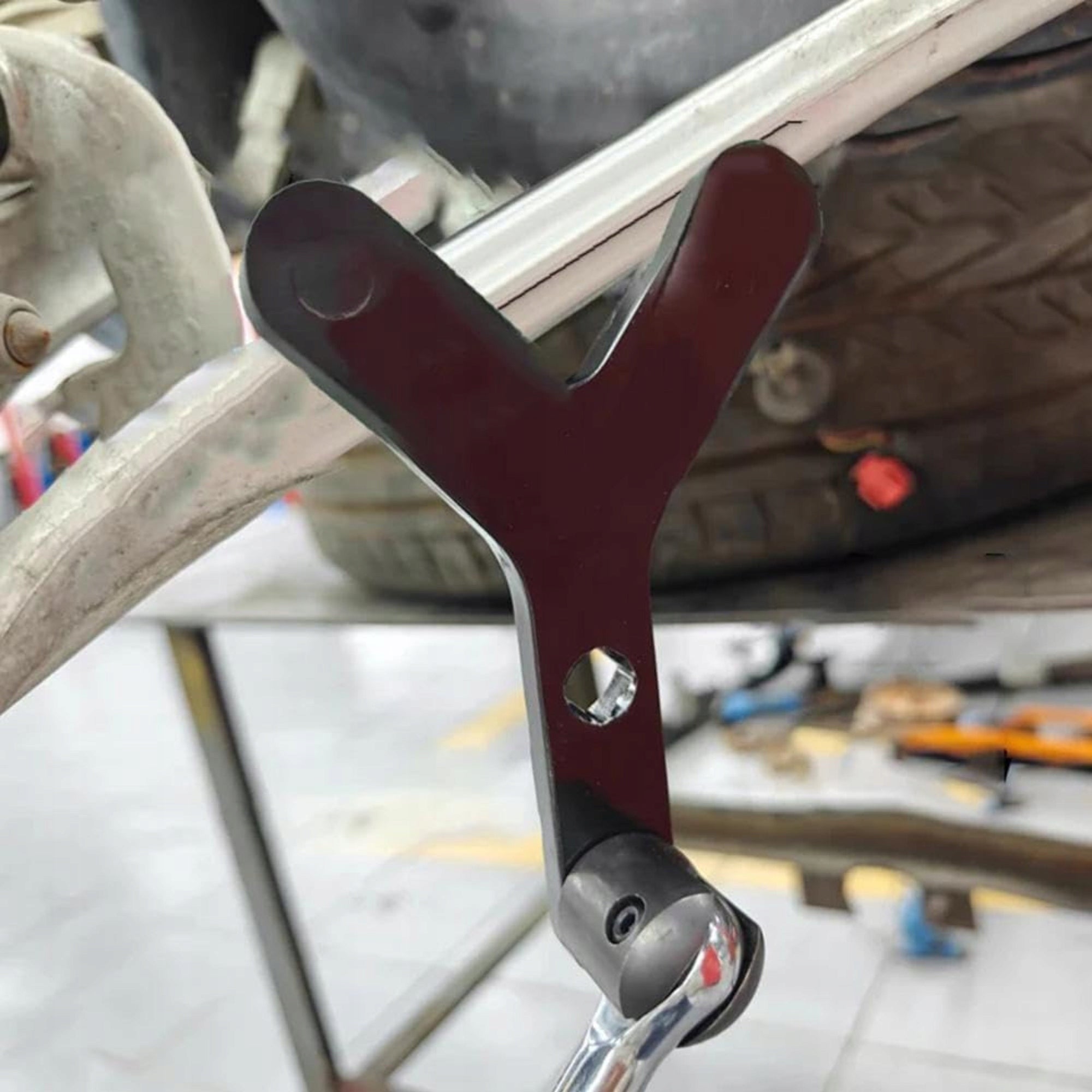 TOOL FOR PRYING AND DISMANTLING THE LOWER SWING ARM EAN (GTIN) 3831127507465