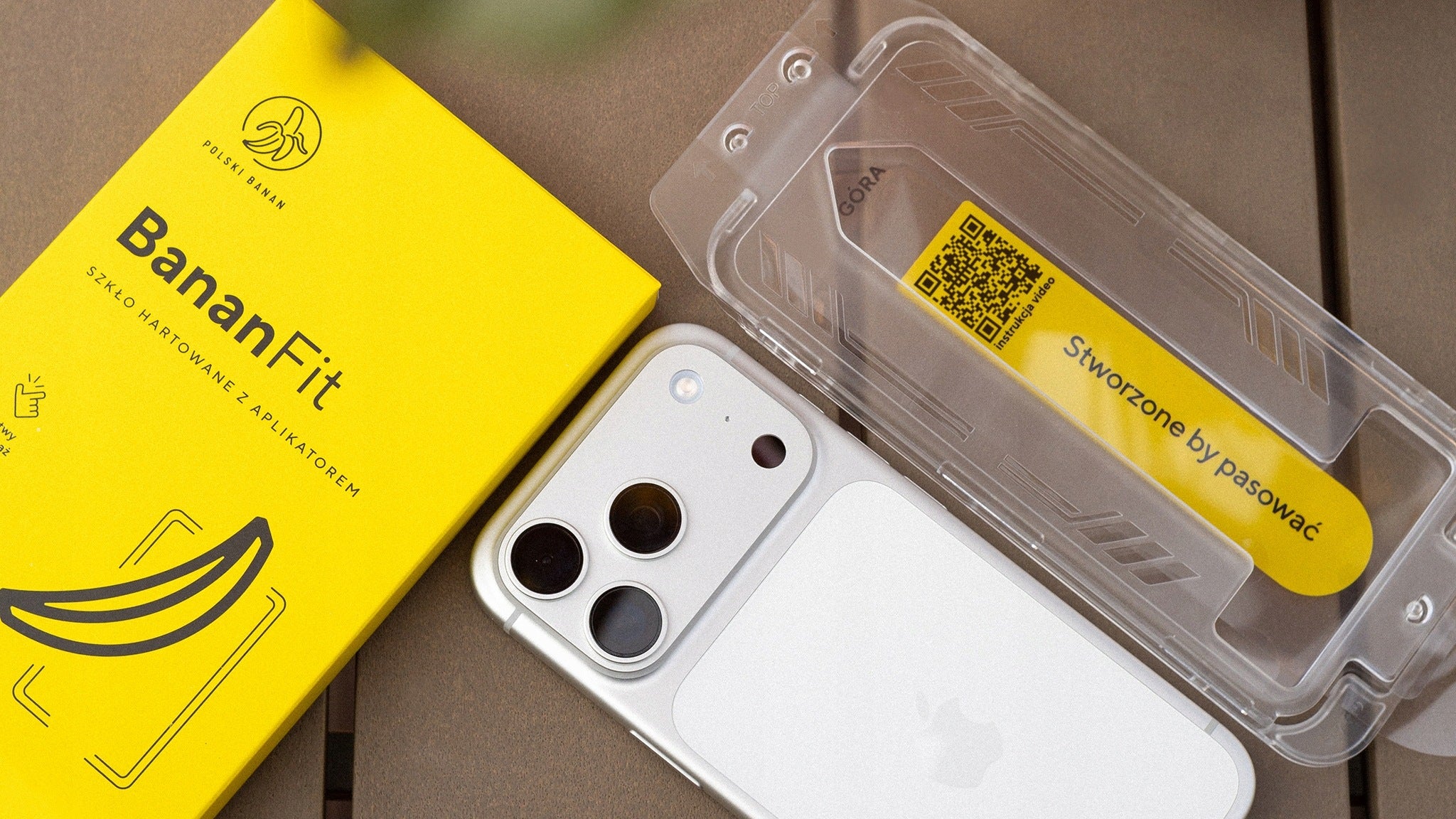 Tempered Glass with 9H BananFit Applicator for Apple iPhone 17 Pro Packaging status original
