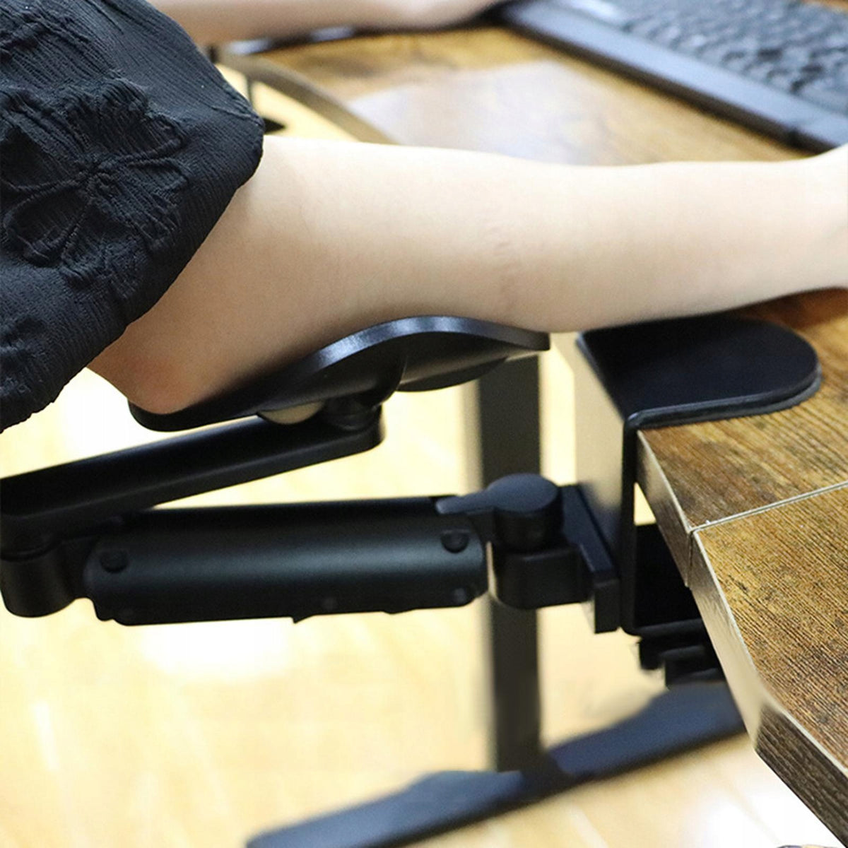 To work on the computer mount the keyboard flooring