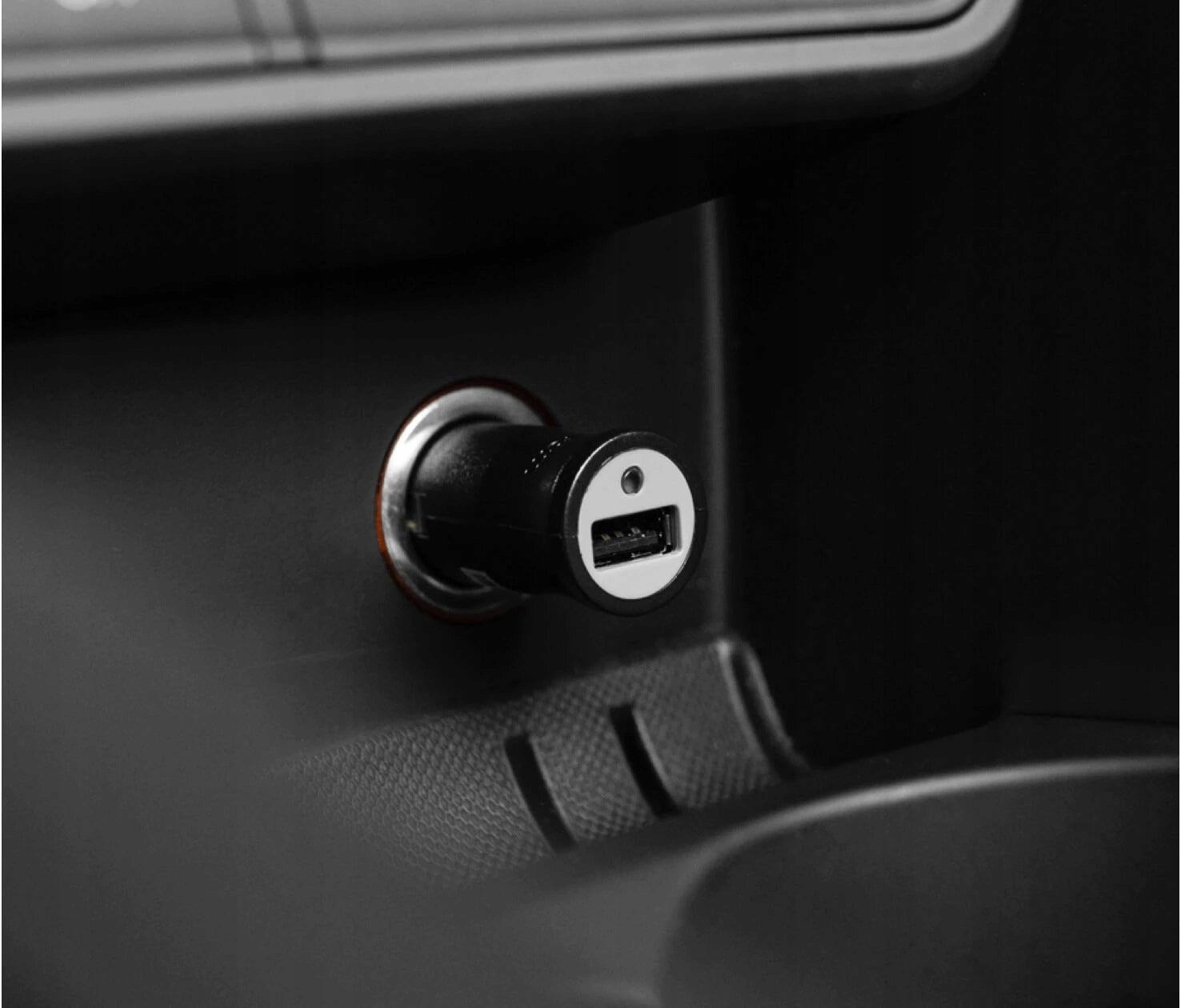 TomTom original 12V 24V USB car charger for cigarette lighter socket EAN (GTIN) 4250667360634