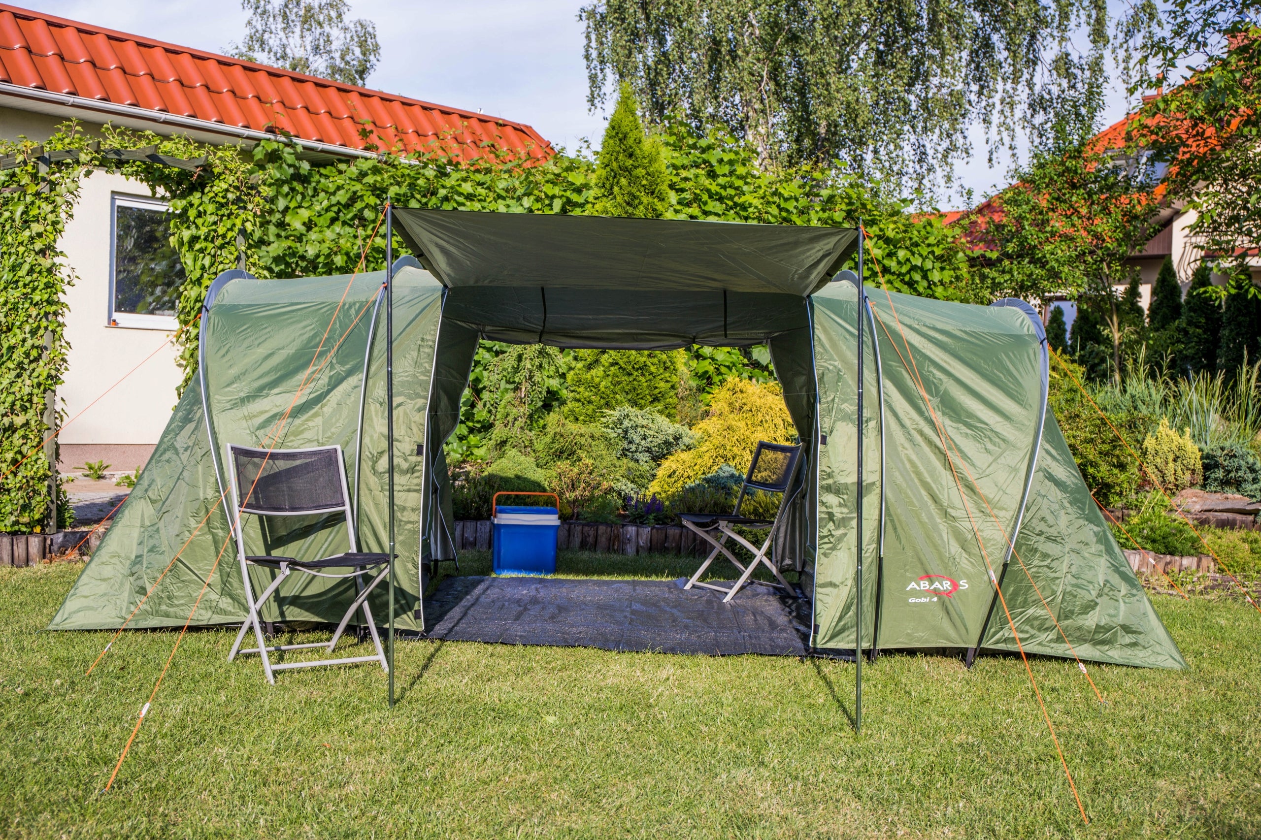 Tourist tent 6 - 8 persons 2 bedrooms large vestibule Color green