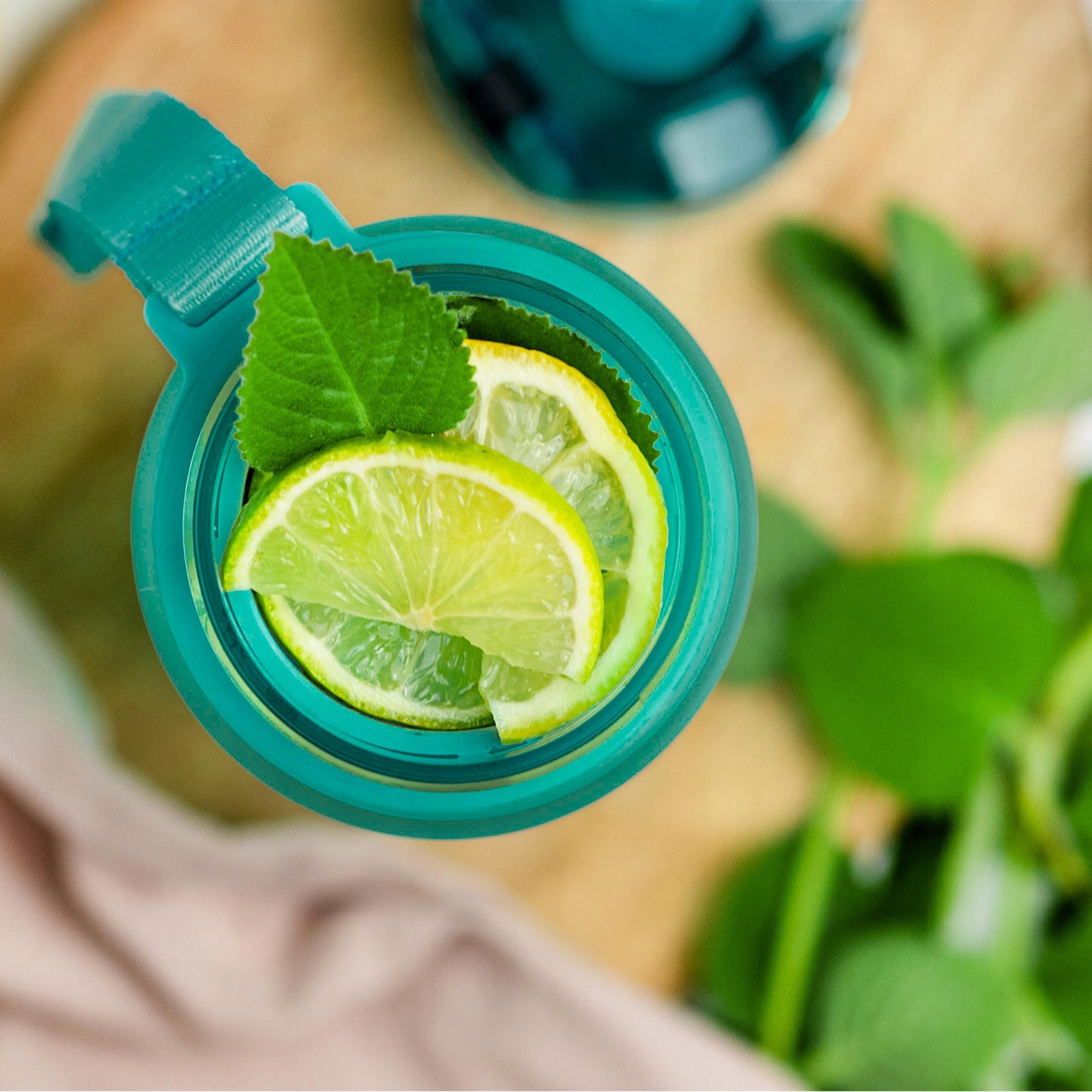 Tritan water bottle 500 ml water bottle with measuring cup Wessper Tritan sealed Manufacturer code WES262-MT