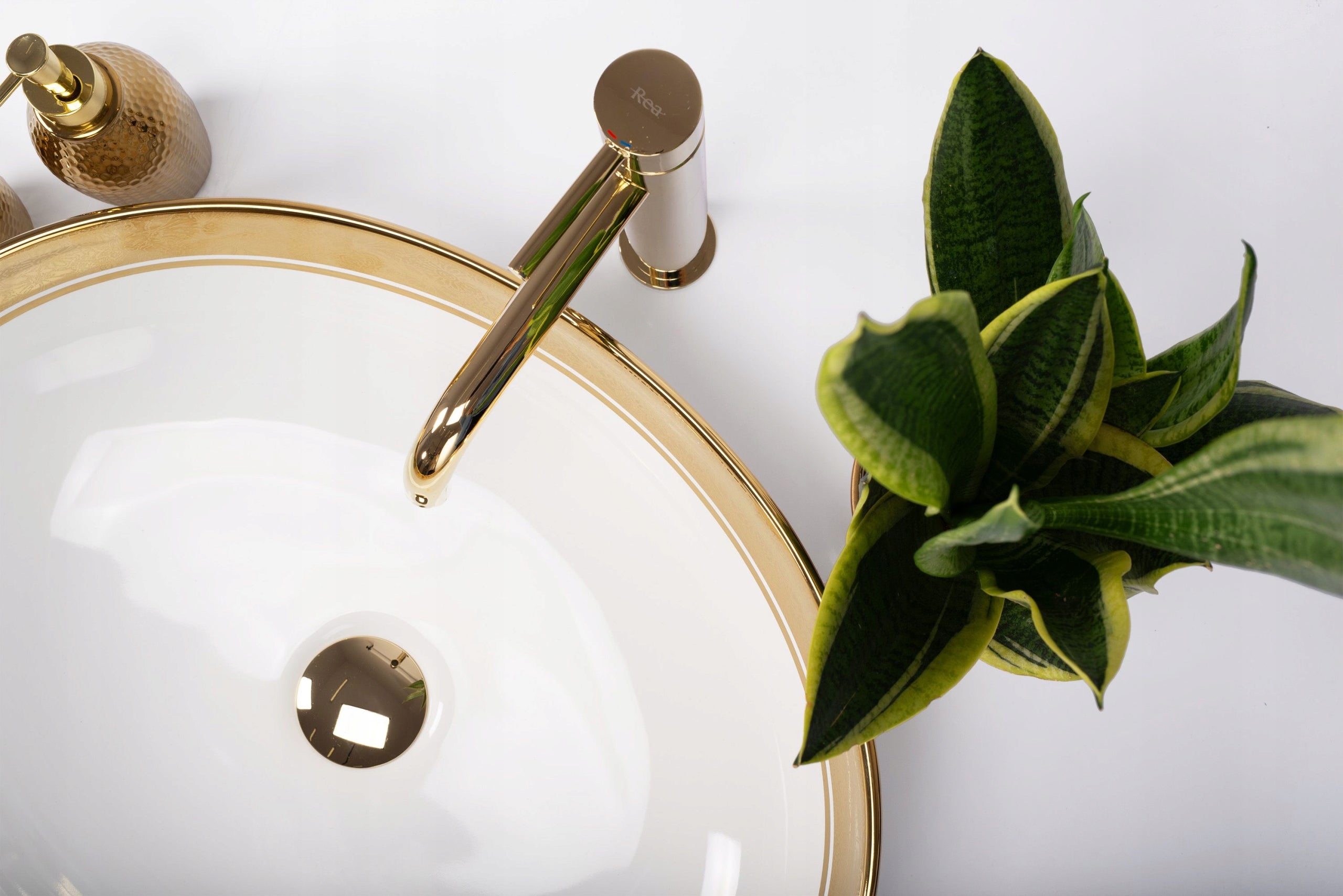 Rea Margot weiß/goldenes Waschbecken auf dem Tisch 