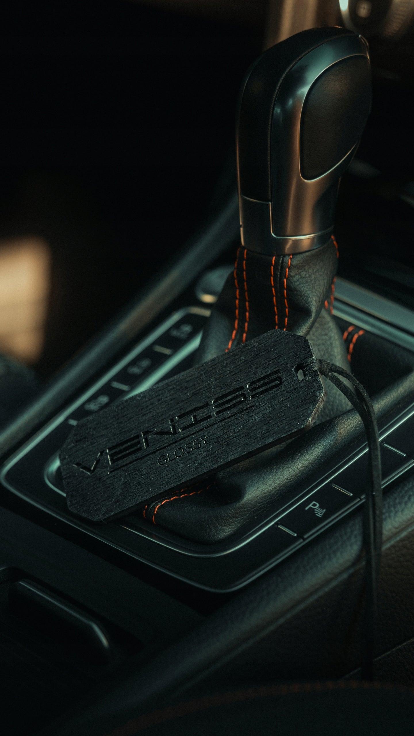 VENISS GLOSSY Fragrance Pendant for Car Elegant Car Gadget Manufacturer's catalog number VZ-G