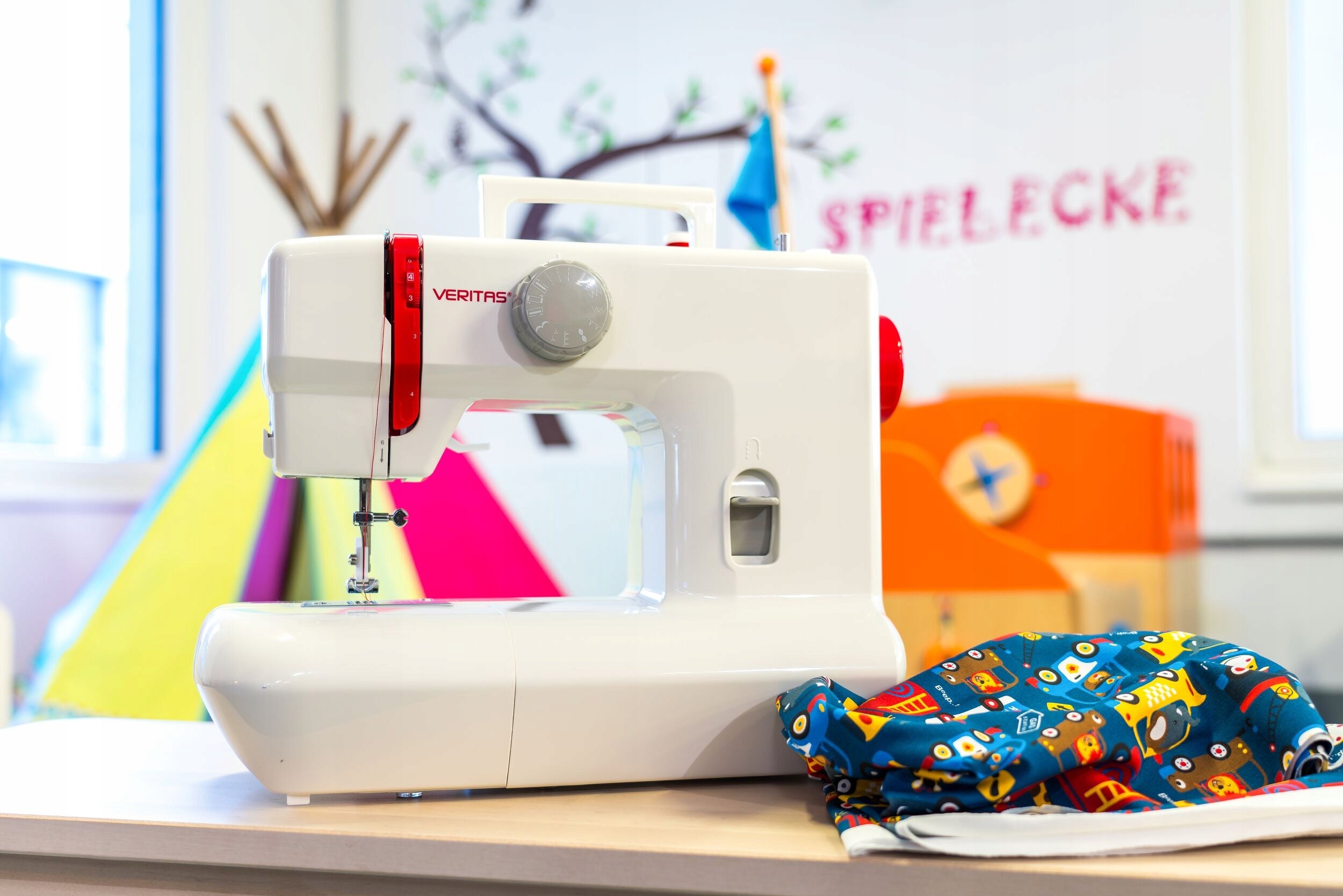VERITAS JANIS SEWING MACHINE 9 STITCHES OVERLOK Dominant color white