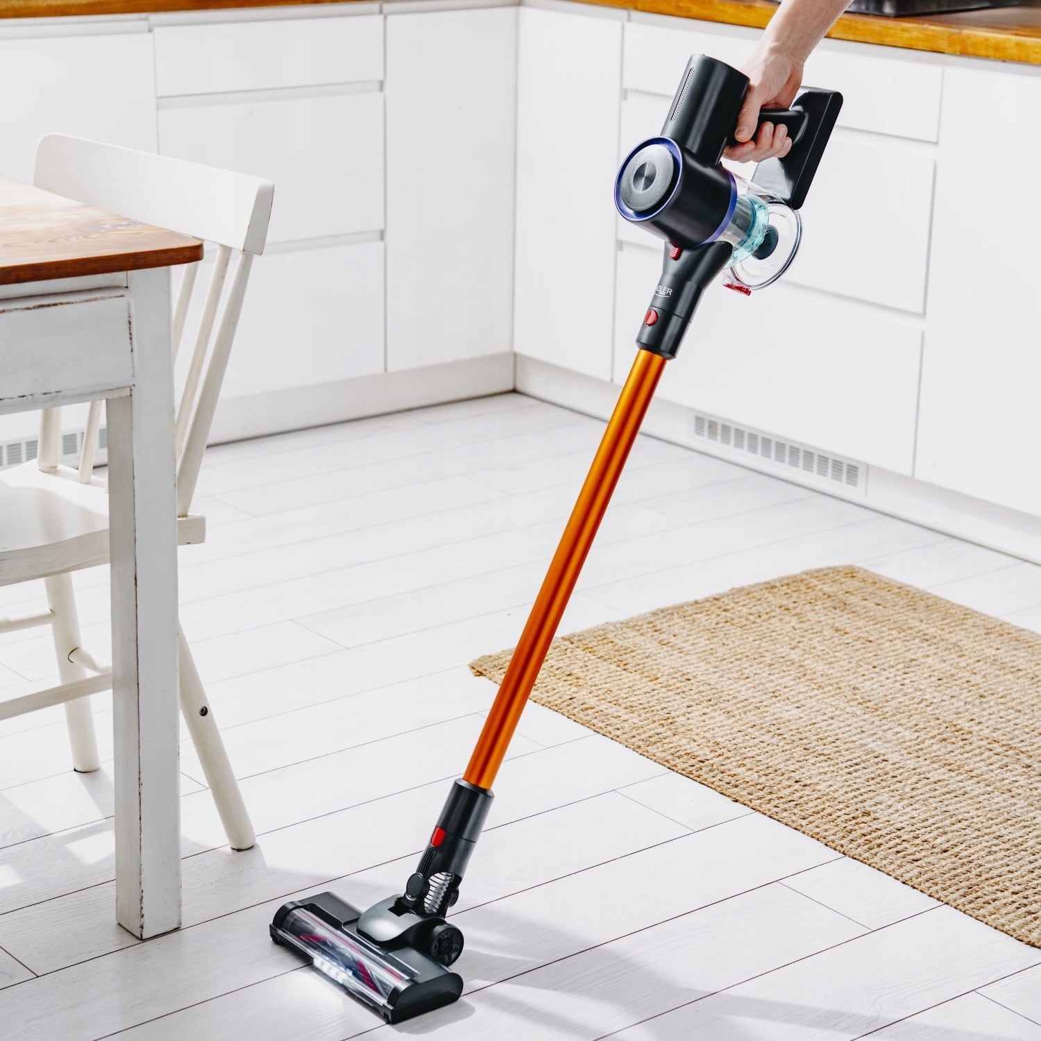 Vertical Vacuum Cleaner Wireless LED Electrobrush Powerful Handheld 2in1 ADLER Power supply rechargeable battery