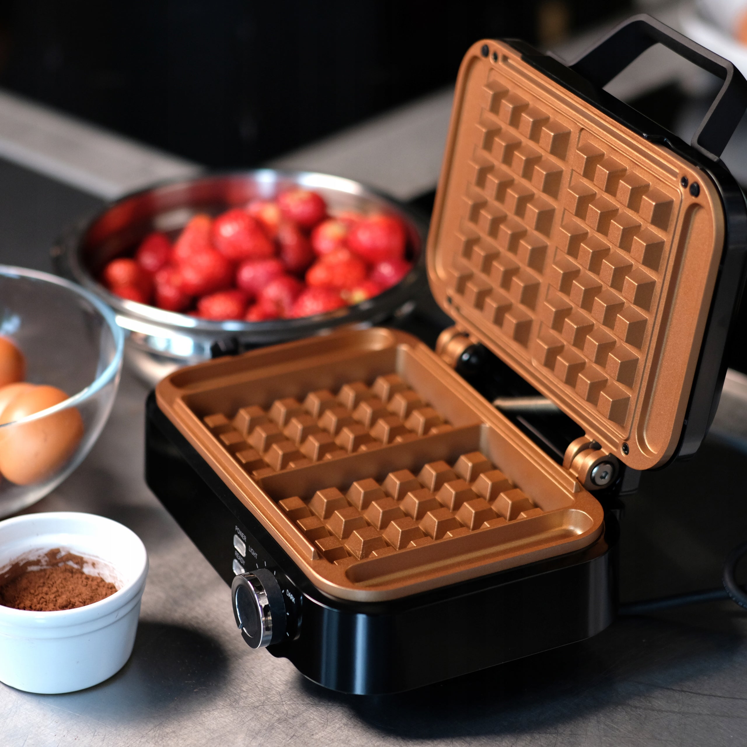 WAFFLE MAKER 2 LARGE WAFFLES TEMPERATURE CONTROL NON-STICK PLATES 2000W Manufacturer code WA1000