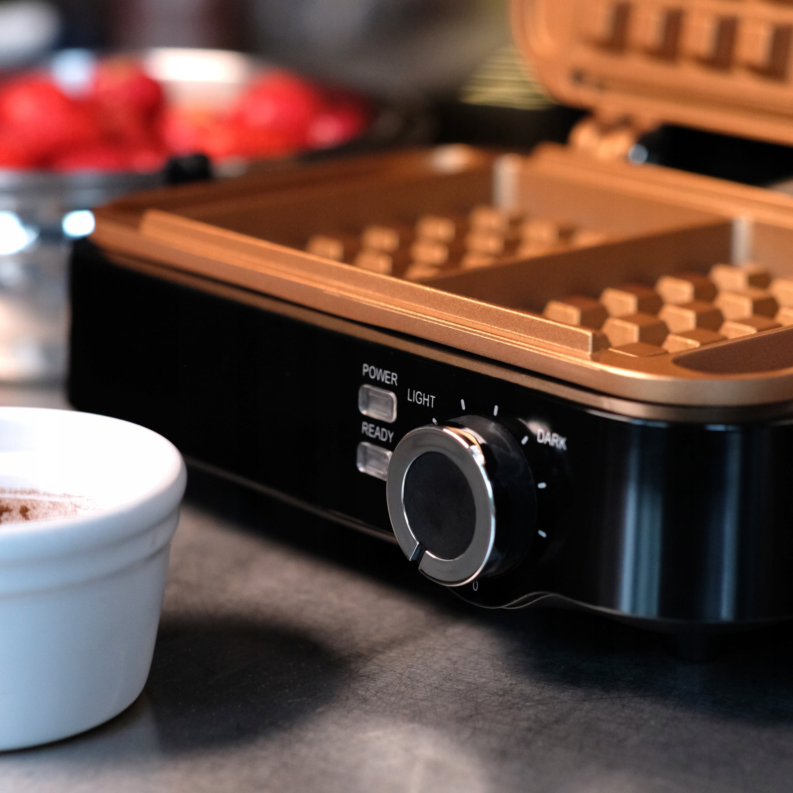 WAFFLE MAKER 2 LARGE WAFFLES TEMPERATURE CONTROL NON-STICK PLATES 2000W Packaging status original