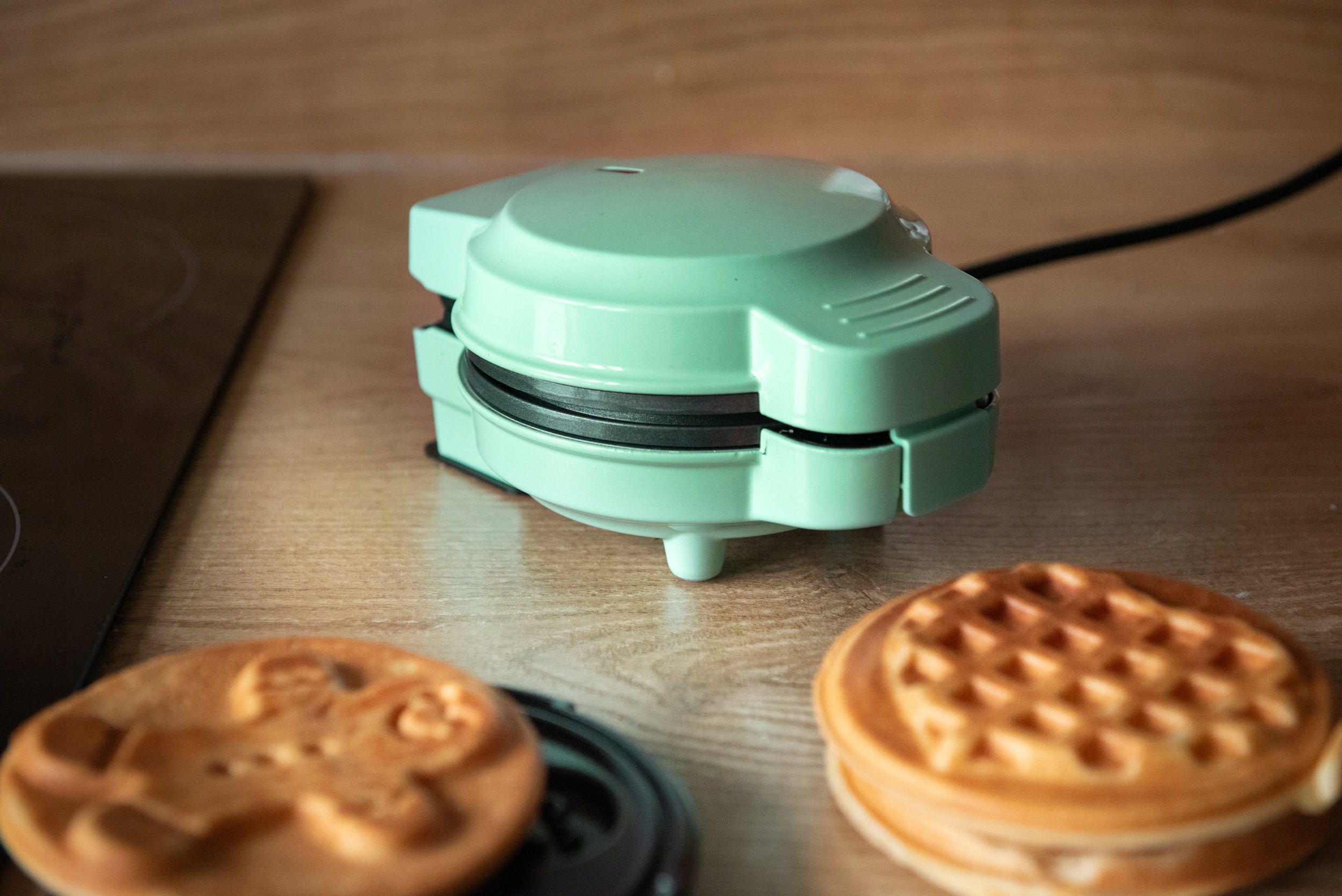 WAFFLE MAKER MINI WAFFLES STRONG NON-STICK 8 TILES 4 MINT GREEN PATTERNS Packaging status original