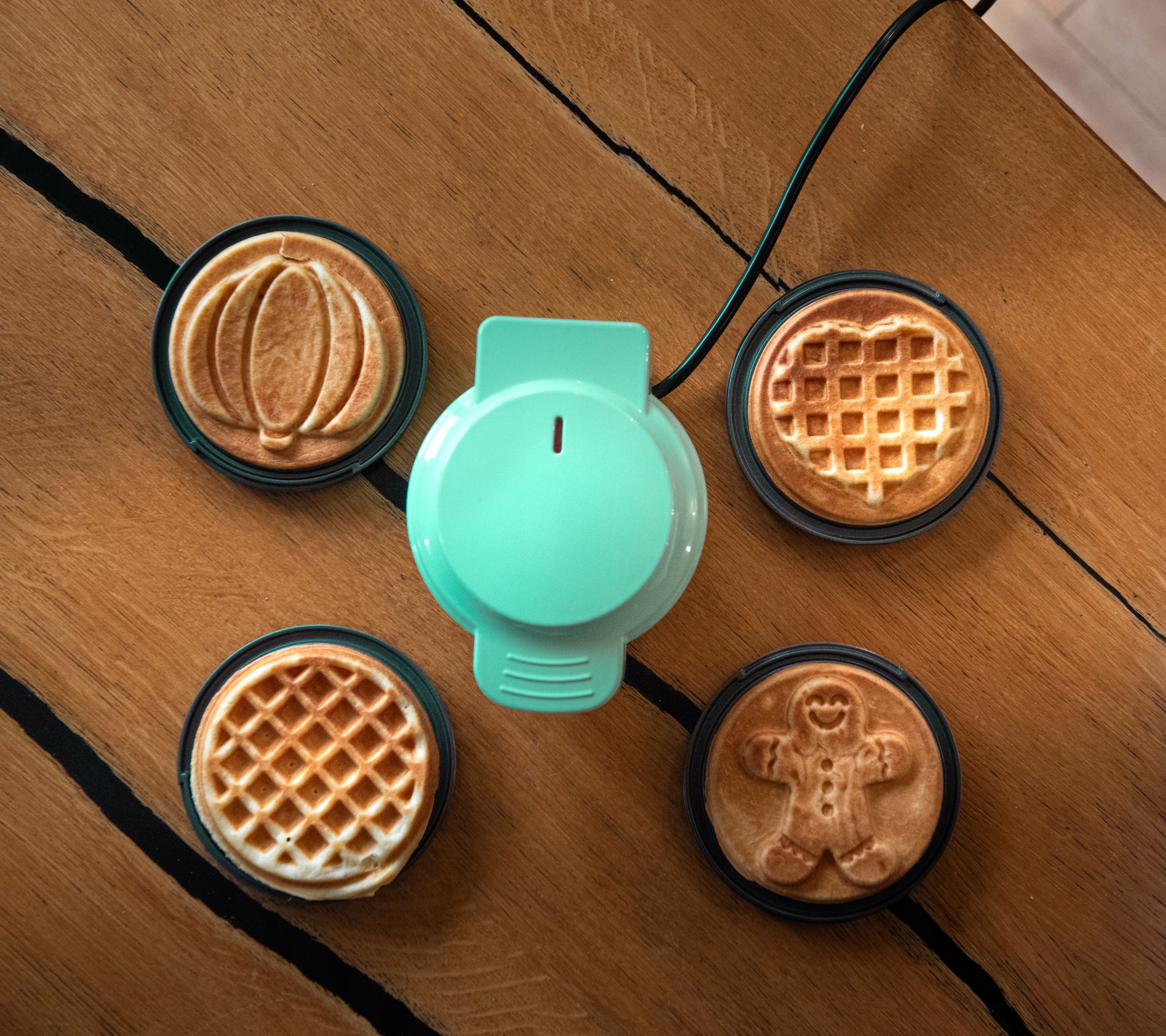 WAFFLE MAKER MINI WAFFLES STRONG NON-STICK 8 TILES 4 MINT GREEN PATTERNS Power rating 490 W