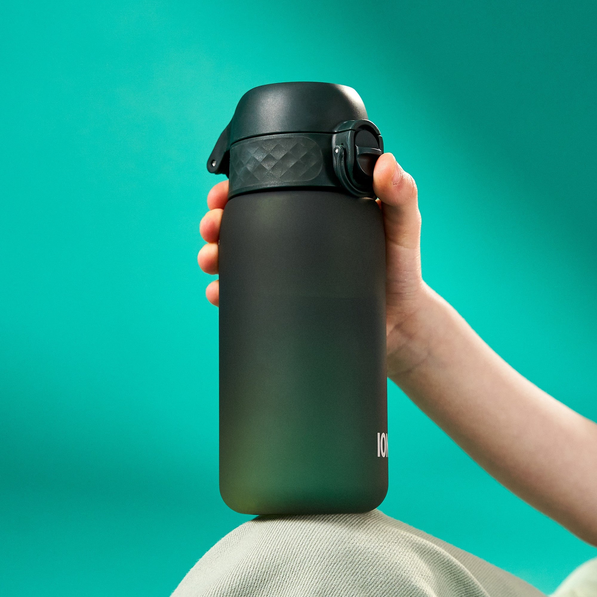 WATER BOTTLE WITH OPENING LOCK MILITARY GREEN HARD MOUTHPIECE ION8 0,35 L Packaging status original