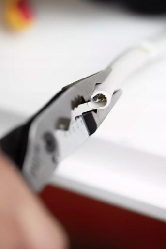 WIHA 45705 UNIVERSAL PLIERS INDUSTRIAL ELECTRIC 8w1 1000V VDE Additional information 1000V certificate