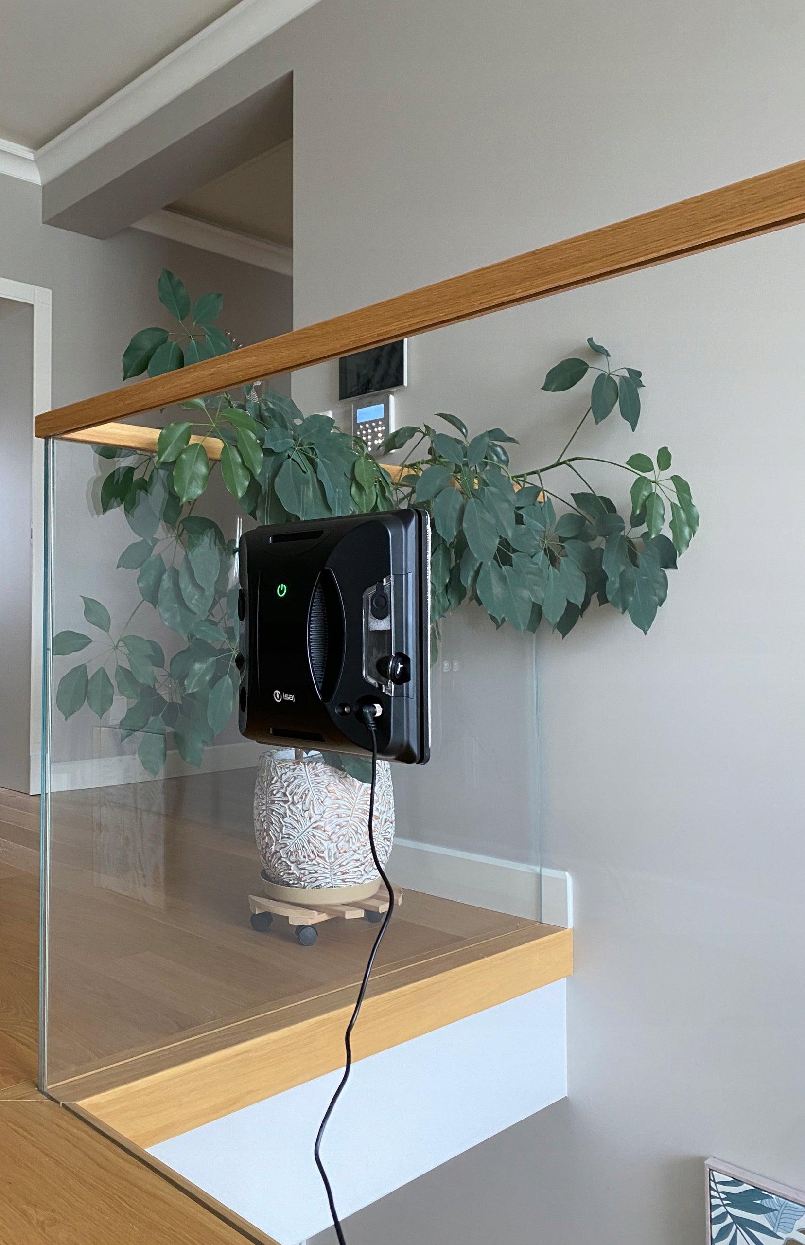 WINDOW CLEANING ROBOT ISAJ V1 + REMOTE CONTROL + WI-FI ACCESSORIES Power 90 W