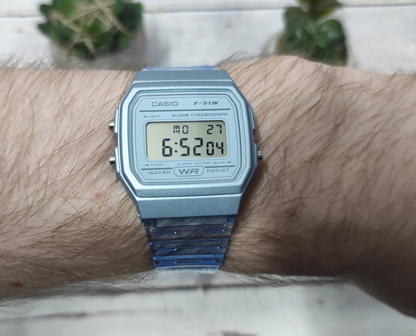WOMEN'S BLUE TRANSPARENT WATCH CASIO F-91WS -2E VINTAGE RETRO STYLE Batteries included yes