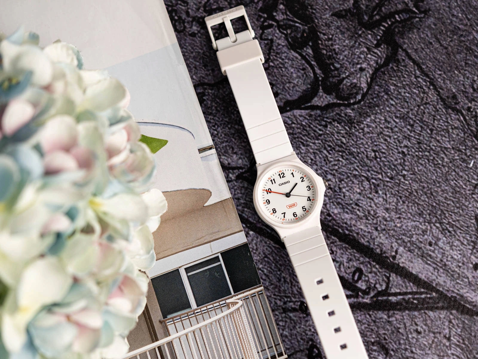WOMEN'S WATCH CASIO LQ-24B-7BEF WHITE ON STRAP LIGHT ANALOG Packaging status original