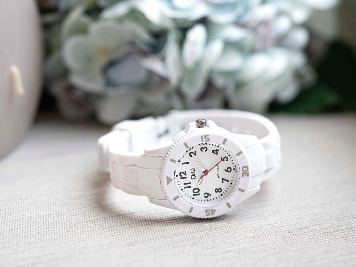 WOMEN'S WATCH QQ VS66J002Y WHITE CASUAL 100M Batteries included yes