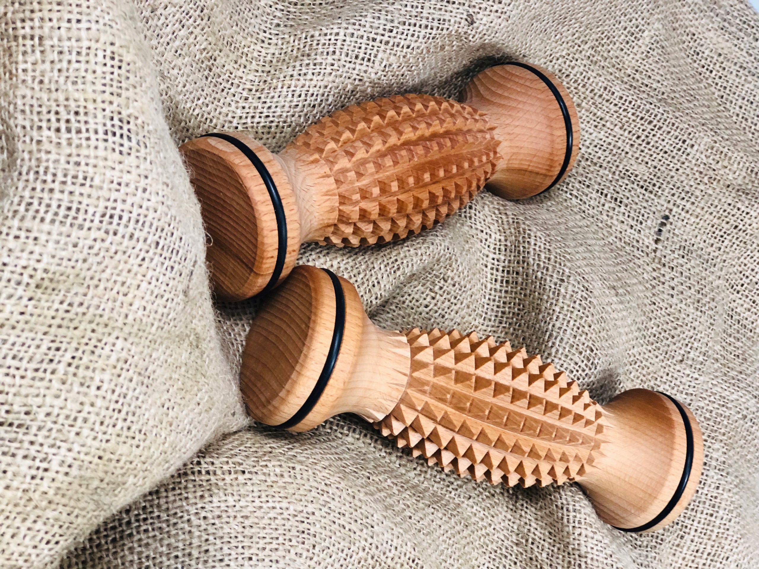 WOODEN BODY FOOT MASSAGER WITH TEETH BEECH WOOD STEAMED CONVEX Color multicolor