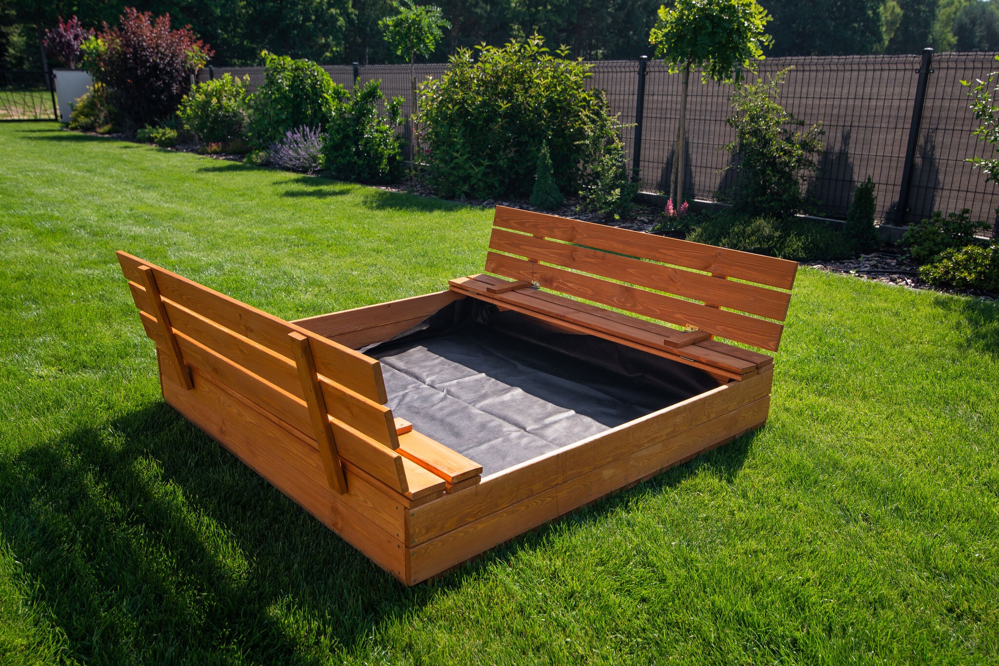 WOODEN SANDBOX IMPREGNATED WITH BENCHES LARGE 140cm MANUFACTURER Color gold