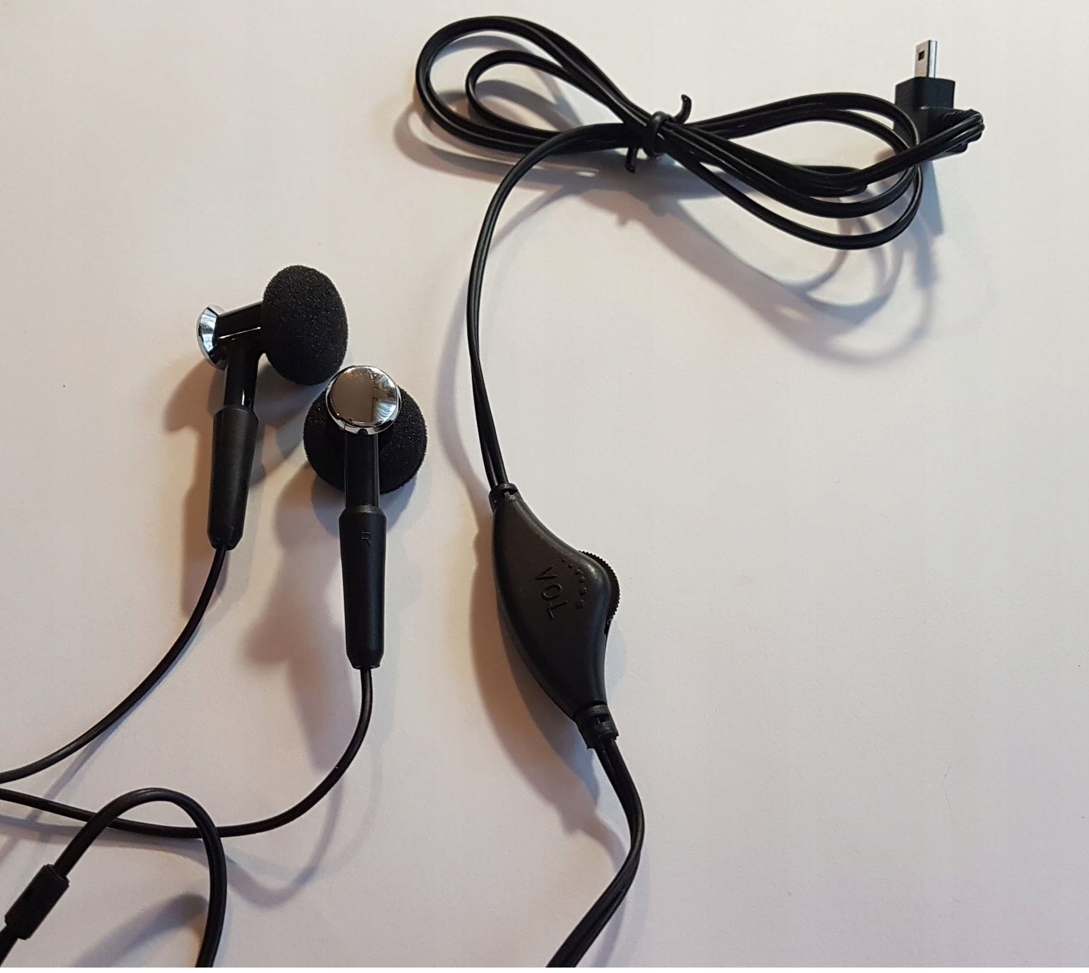 Wired Earbuds Black with Regucation Head Packaging status original