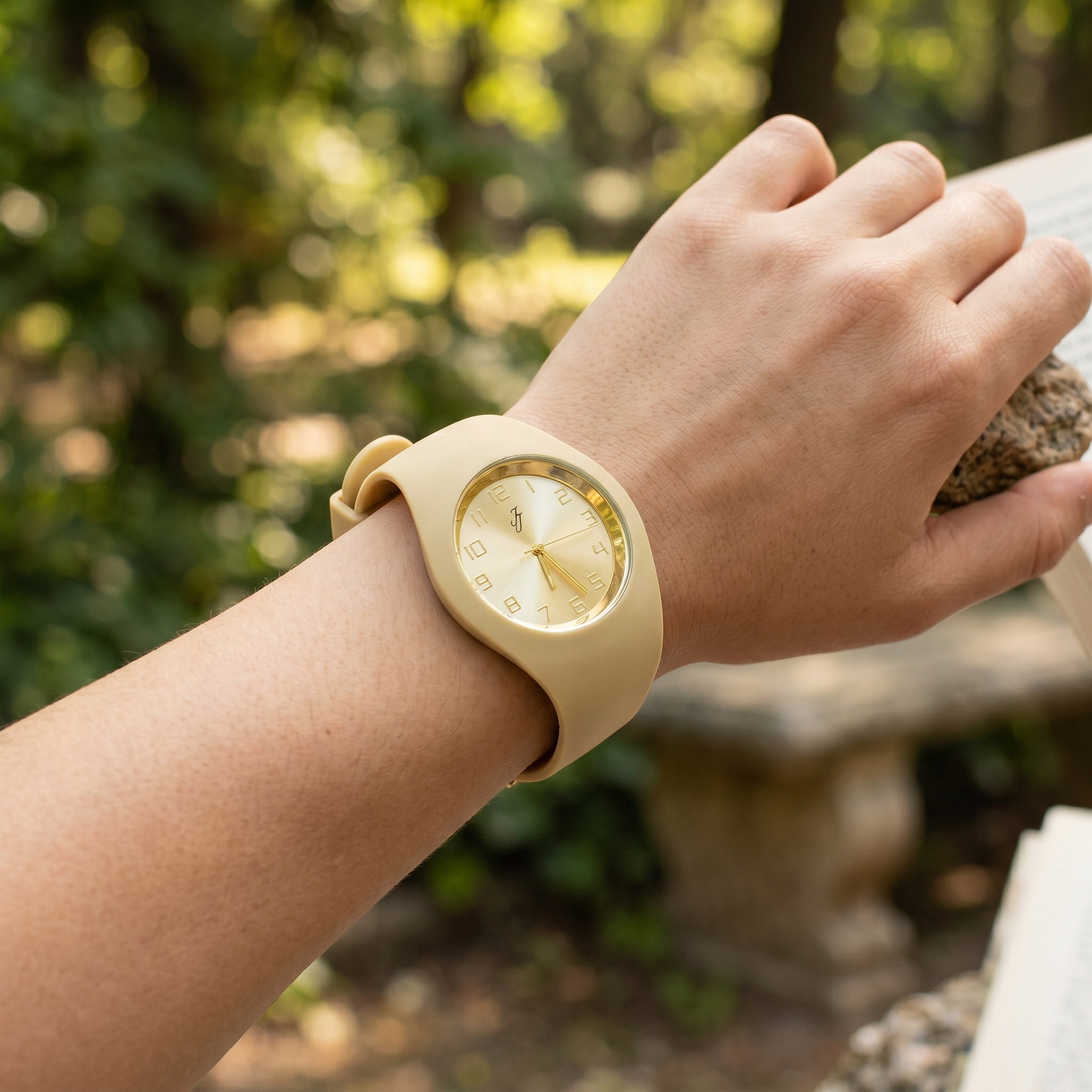 Women's Watch Beige Silicone Strap Gold Dial Casual Elegant Brand no brand