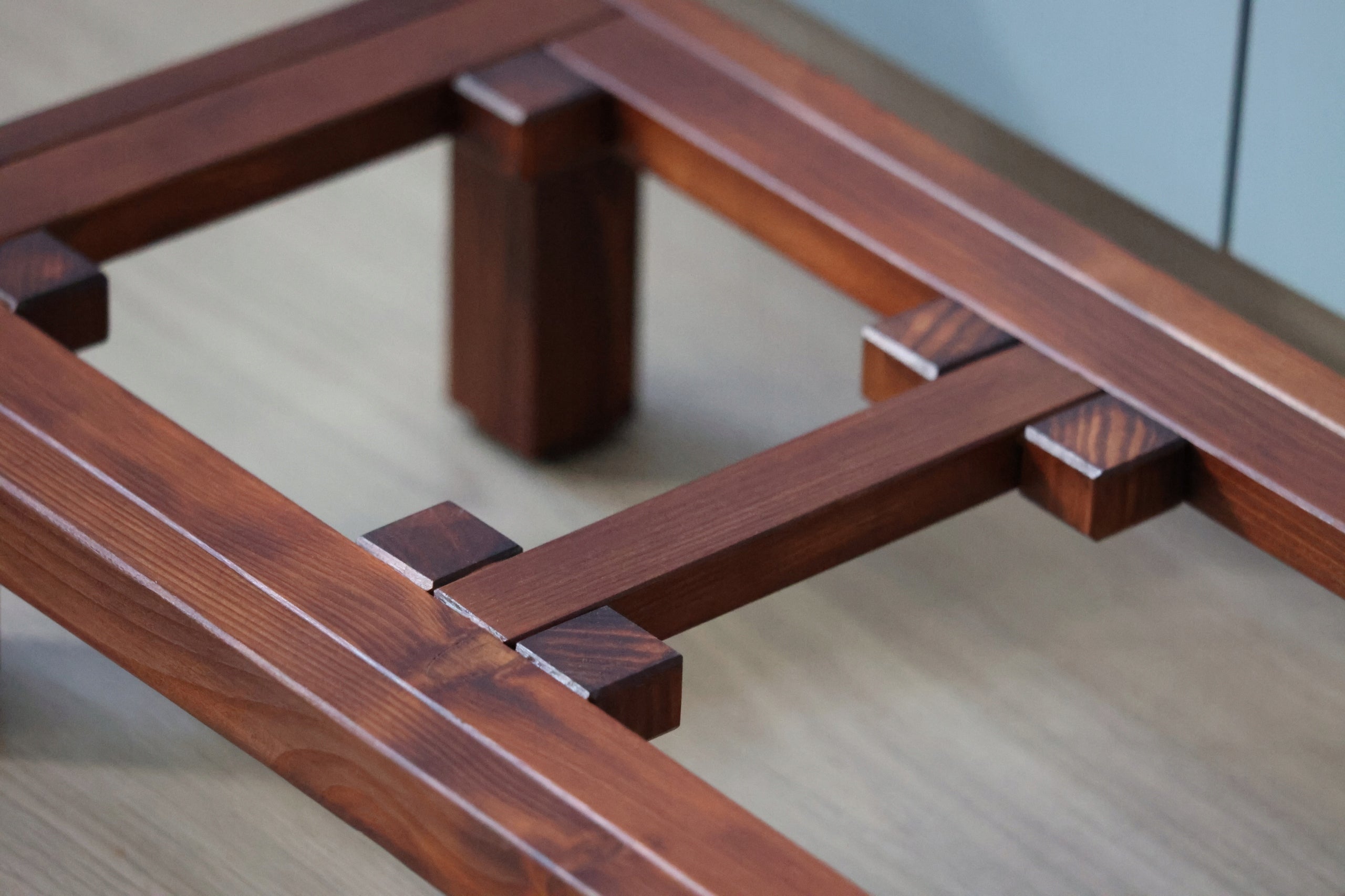 Wooden stand with two bowls size M 2 x0,9l Capacity 0.45 l