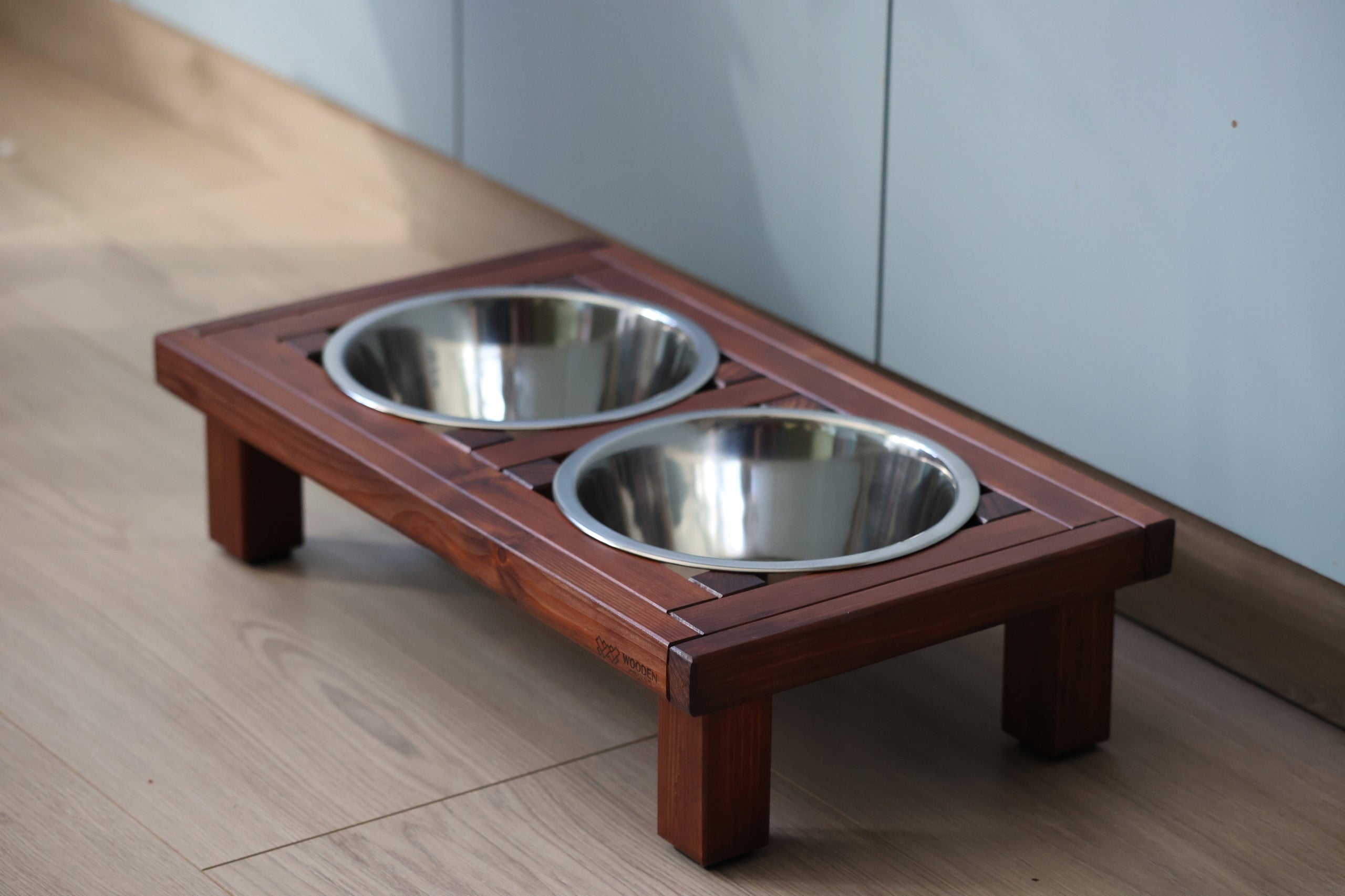 Wooden stand with two bowls size M 2 x0,9l Manufacturer code BK-18232