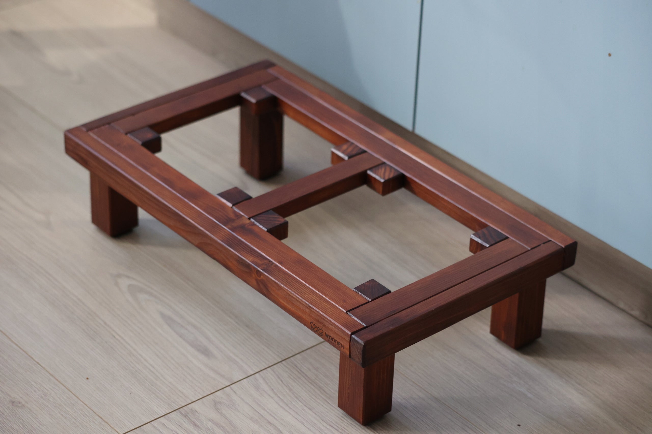 Wooden stand with two bowls size M 2 x0,9l Material metal