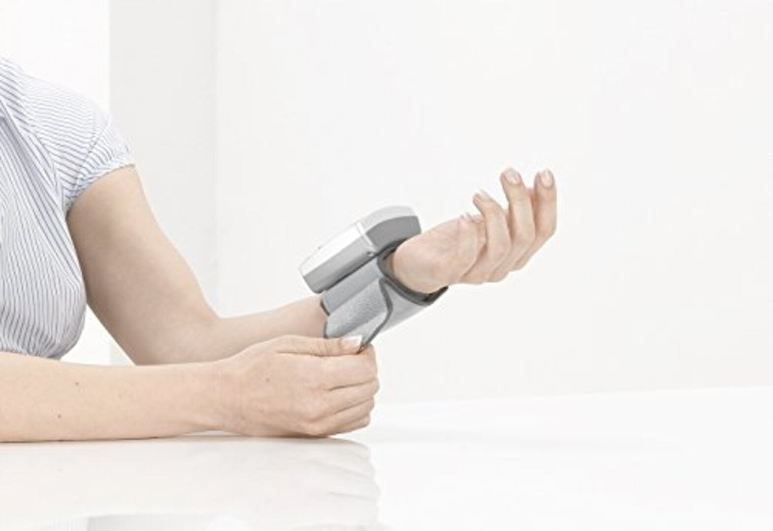 Wrist blood pressure monitor automatic electronic LCD Sanitas SBC 15 Manufacturer code LPNHK556584694