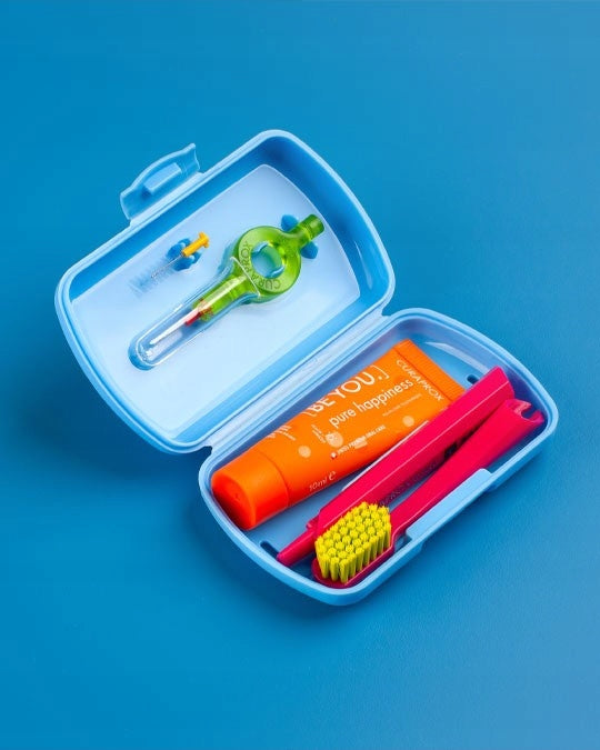 Reiseset mit Mundpflegeutensilien Curaprox: Zahnbürste + Zahnpasta, 10 ml + Interdentalbürsten, 2 Stk. 