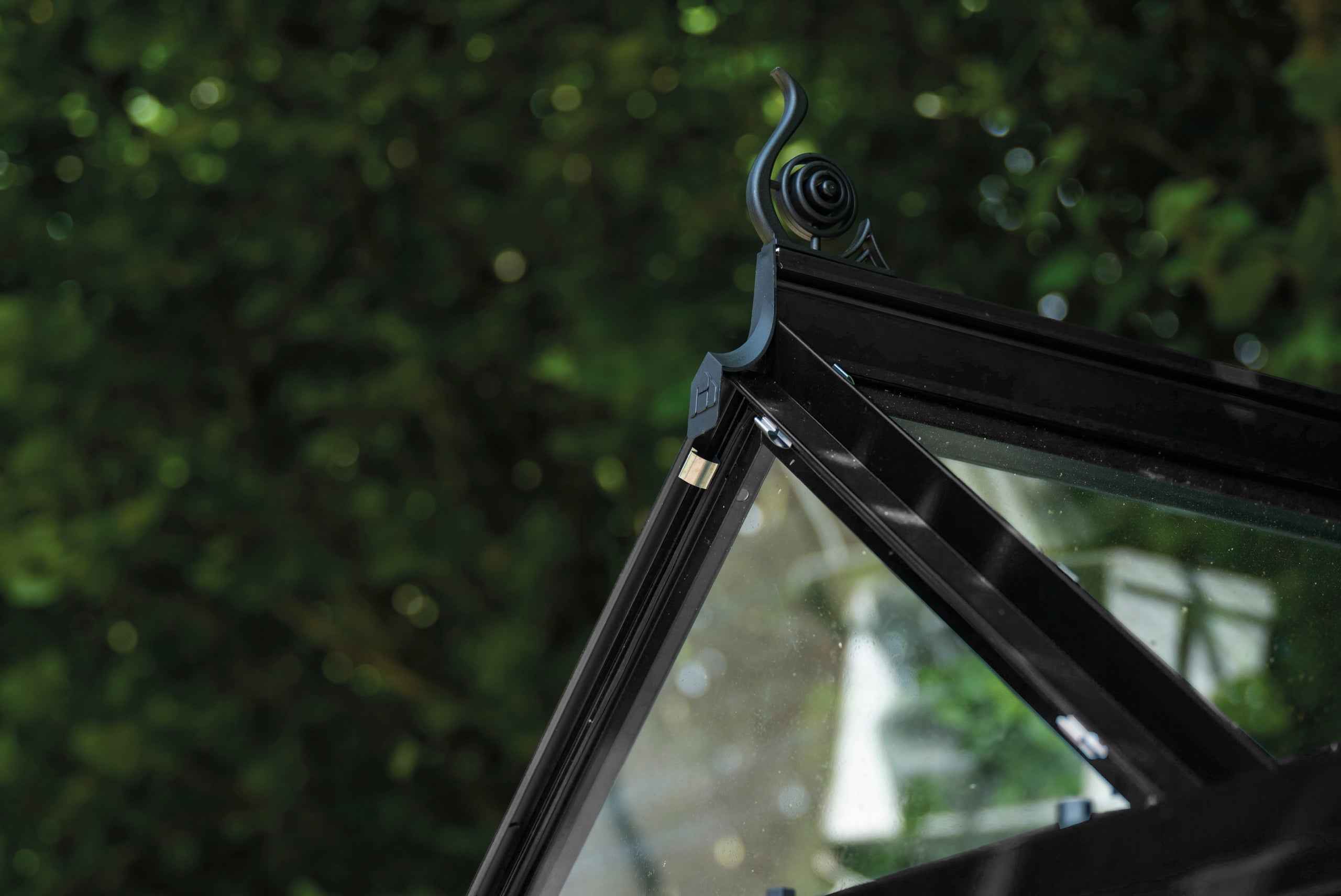 acm Black aluminium greenhouse ICON 6,1 m2; 1,93 x 3,17 m) glass + base Product weight with unit packaging 350 kg