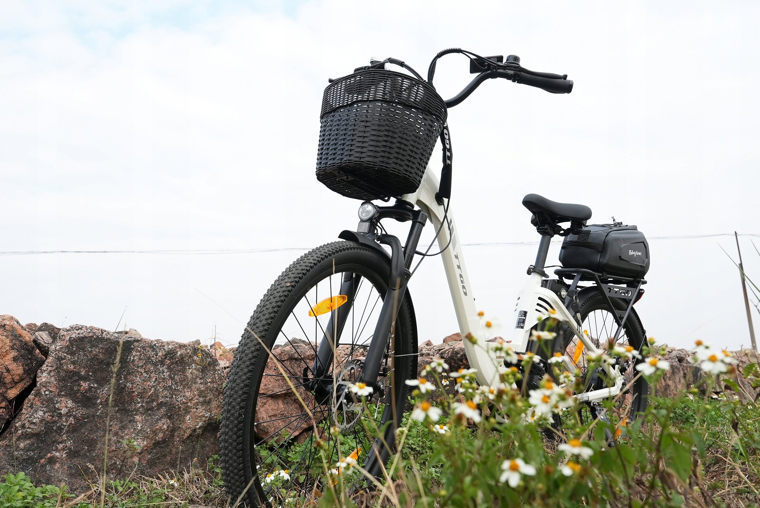 stylish men's/women's E-bike TTGO C2 Pro 250W 52NM 36V18AH 25KM/H 120KM 26" Frame size M